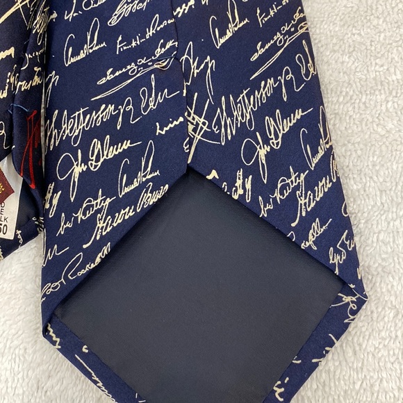 NWT Museum Artifacts All Silk Necktie “John Hancock” - Signed - Rare! - Picture 4 of 5